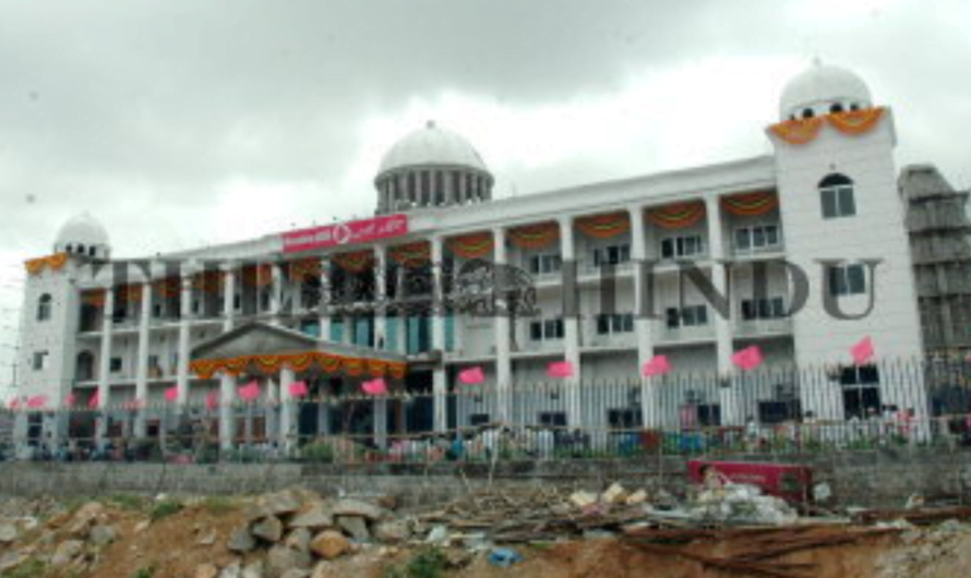 వాస్తు నిపుణులతో కేసీఆర్