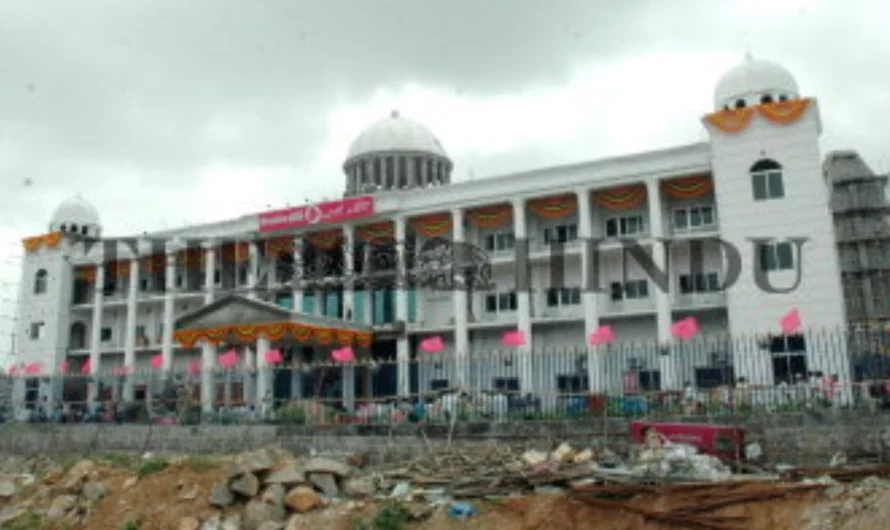 వాస్తు నిపుణులతో కేసీఆర్