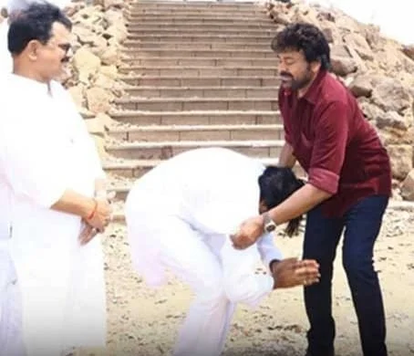 చిరంజీవికి పవన్ కళ్యాణ్ పాదాభివందనం