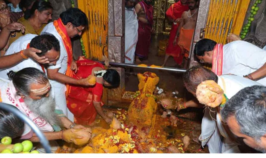 శ్రీశైలంలో  స్త్రీ వేషధారణలో ఆలయ అధికారి