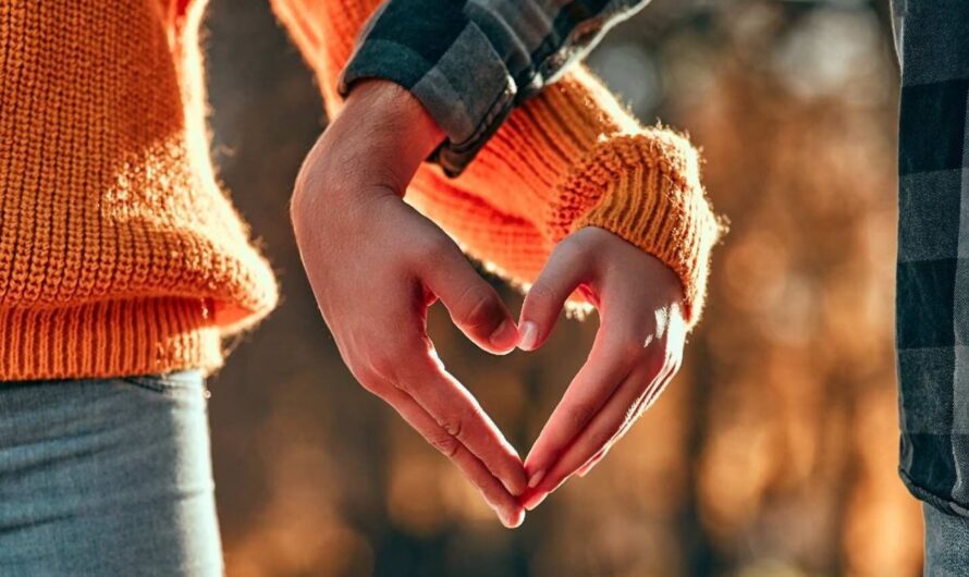Love : తనకంటే పదేళ్లు చిన్నోడితో ప్రేమలో పడిన హీరోయిన్… అతని ఆస్తి ఎన్ని కొట్లో తెలుసా ?