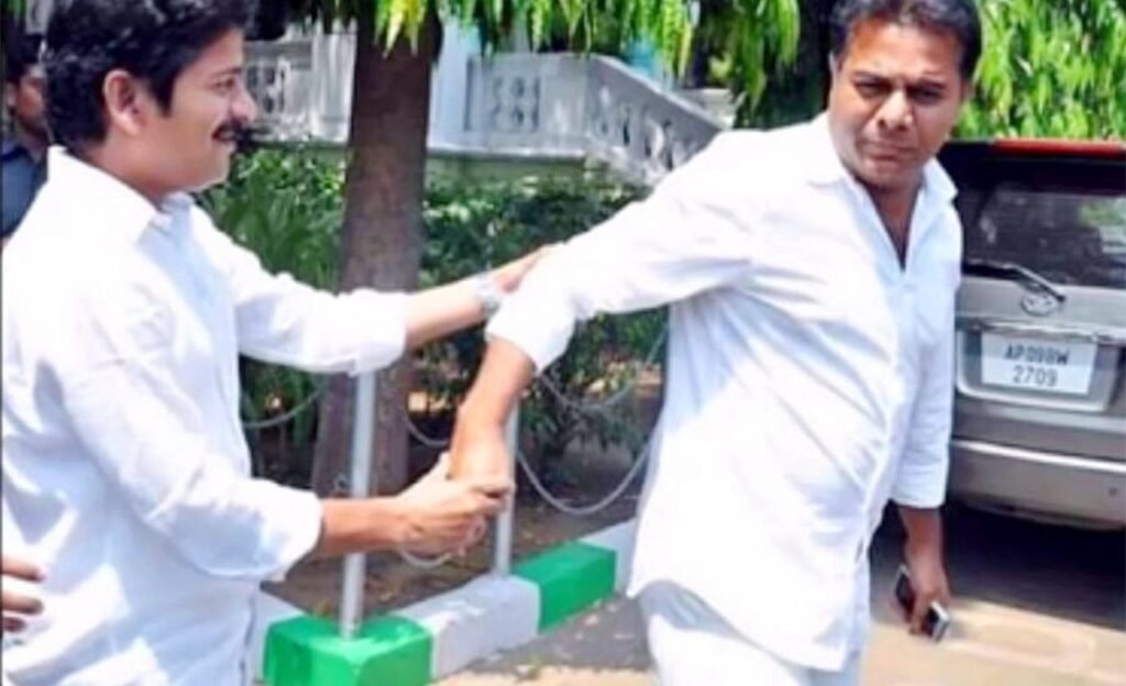 BRS KTR : కేటీఆర్ రాజకీయంగా అనుసరిస్తున్నది ఎవరినో తెలుసా ?