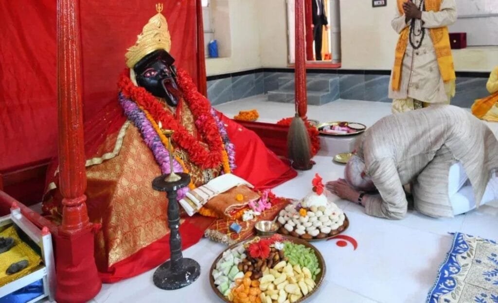 durgadevi : మోదీ పూజలు చేసిన ఆలయంలో అమ్మవారి కిరీటం మాయం.