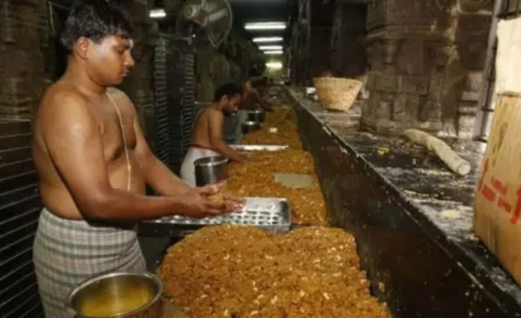 Tirumala prasadam : తిరుమల లడ్డు ప్రసాదాన్ని ఎంతమంది తయారు చేస్తారో తెలుసా  ?