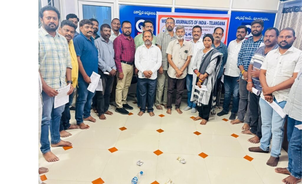 Meeting : జర్నలిస్టులకు మార్గ నిర్దేశనం చేయాలి