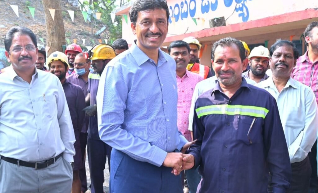 Singareni : చైర్మన్ ముచ్చటతో మురిసిపోతున్న సింగరేణి కార్మికులు