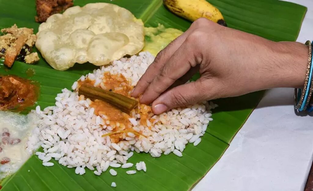 Meals : భోజనం ఆ వైపు కూర్చొని చేస్తే… పేదరికం మోయాల్సిందే