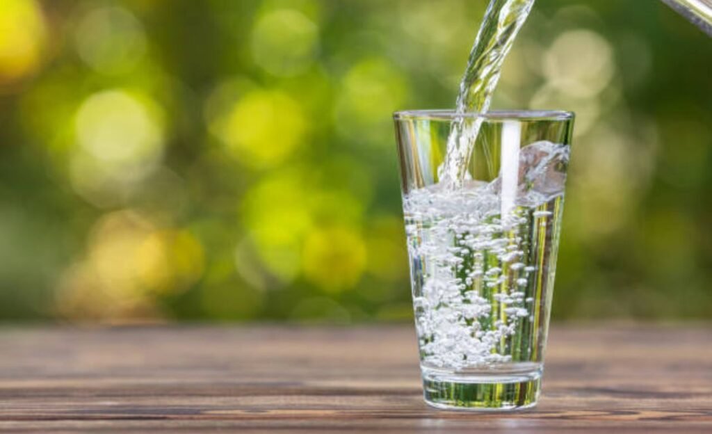Water : గ్లాస్ నీటిలో చిటికెడు ఉప్పు కలిపి తాగండి… శరీరంలో అద్భుతం జరుగుతుంది.