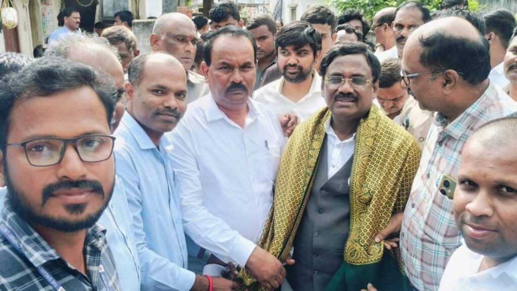 Singareni : కార్మిక మంత్రిని కలిసిన ఎస్సీ, ఎస్టీ యూనియన్ నేతలు