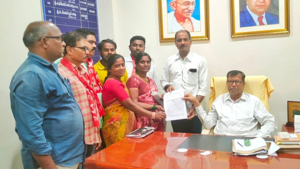 CITU : గ్రామ పంచాయితీ కార్మికులను వేధిస్తున్న అధికారులు