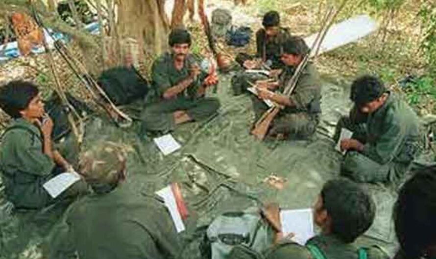 Mavoist  : అడవి దాటుతున్న కట్టు బాట్లు