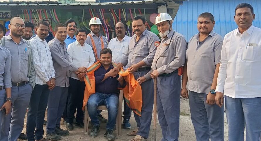 Singareni  : కాసిపేట గని డిప్యూటీ మేనేజర్ కు సన్మానం