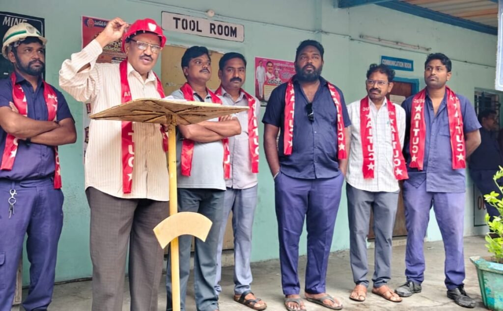మెడికల్ బోర్డు అక్రమాలపై శాంతిఖని గనిలో కార్మికుల ధర్నా