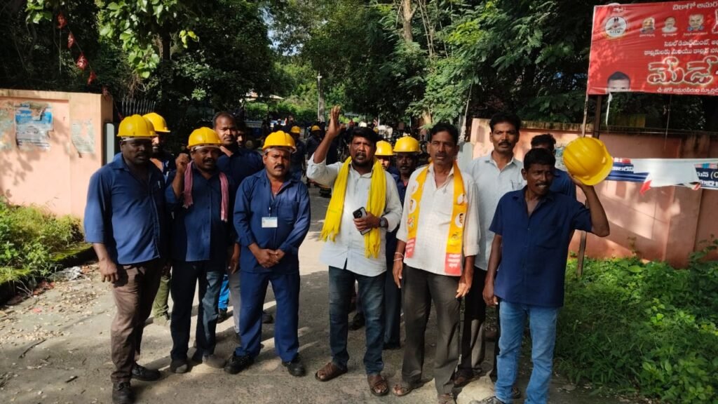 కార్మికుల హక్కులను కాలరాయొద్దు