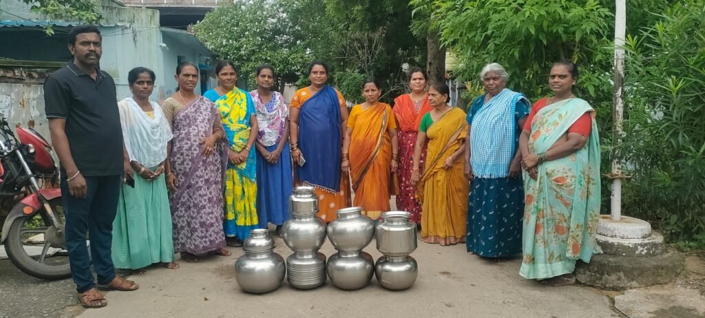 మిషన్ భగీరథ పైప్‌లైన్ కోసం ఖాళీ బిందెలతో నిరసన