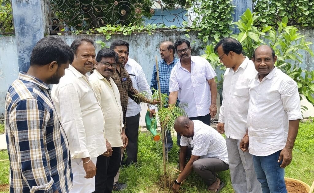 మొక్కలు నాటి పర్యావరణ పరిరక్షణలో భాగస్వాములు కావాలి