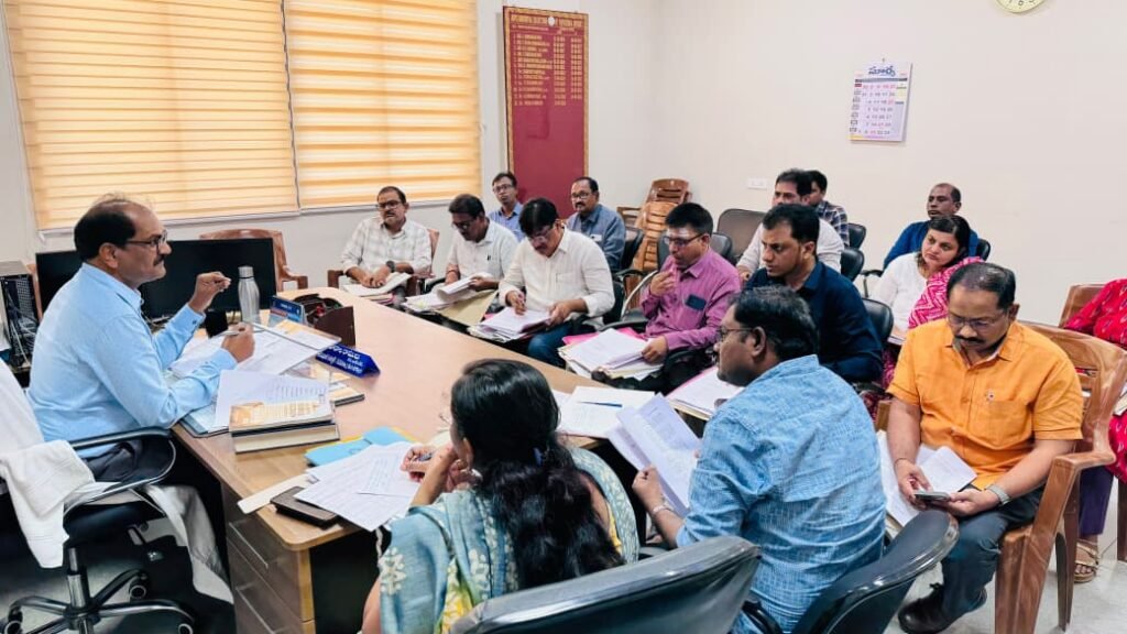 అభివృద్ధి పనులు గడువులోగా పూర్తి చేయాలి