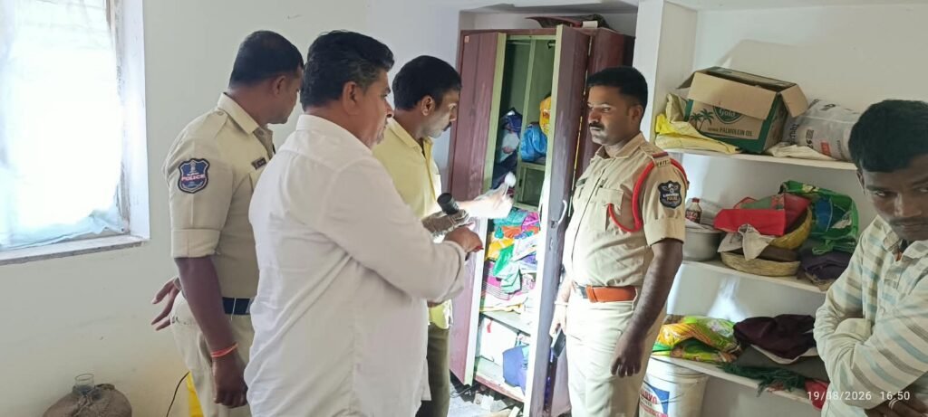 తుజాల్‌పూర్‌లో బంగారం, వెండి చోరీ