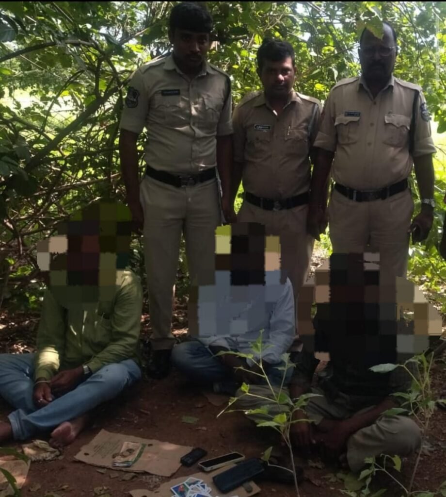 పేకాట స్థావరంపై పోలీసుల దాడి.. ముగ్గురు అరెస్ట్
