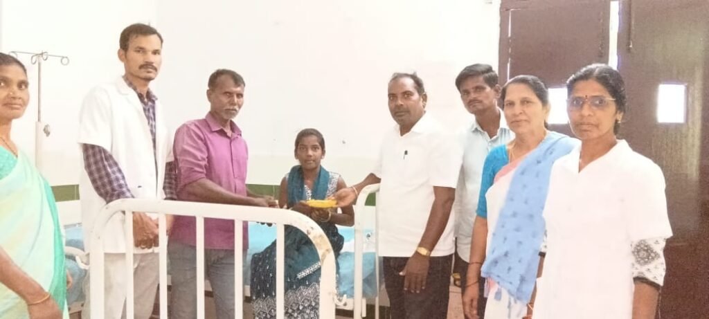 చిరంజీవి జన్మదిన వేడుకల్లో పండ్ల పంపిణీ