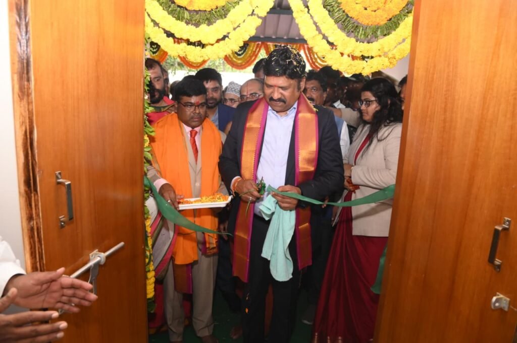 తోటి వారిని గౌరవించుకుంటూ సంతోషంగా జీవించాలి