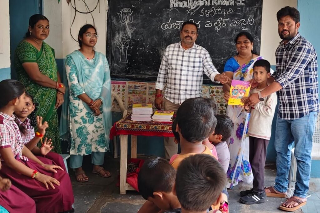 విద్యార్థులకు ప్రజాసేవ వెల్ఫేర్ సొసైటీ బుక్స్ పంపిణీ