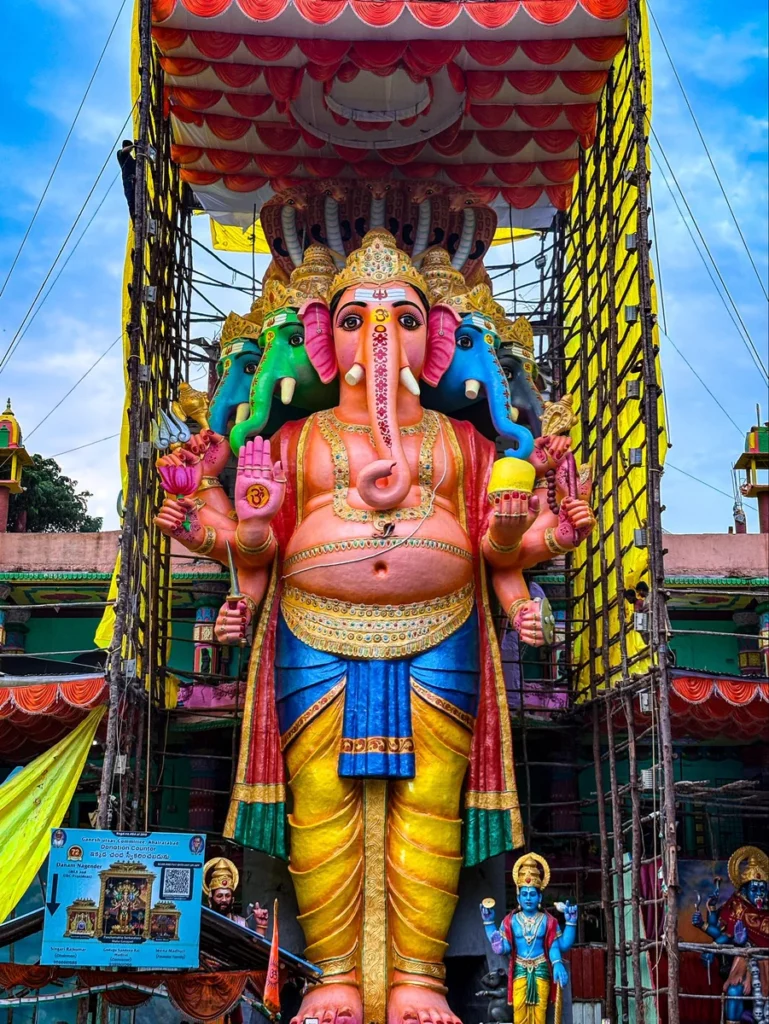 ఖైరతాబాద్ మహాగణపతి దర్శనానికి సుమారు నాలుగు గంటల సమయం