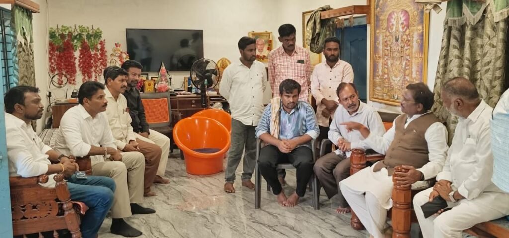 రవీందర్ కుటుంబాన్ని పరామర్శించిన మంత్రి వివేక్