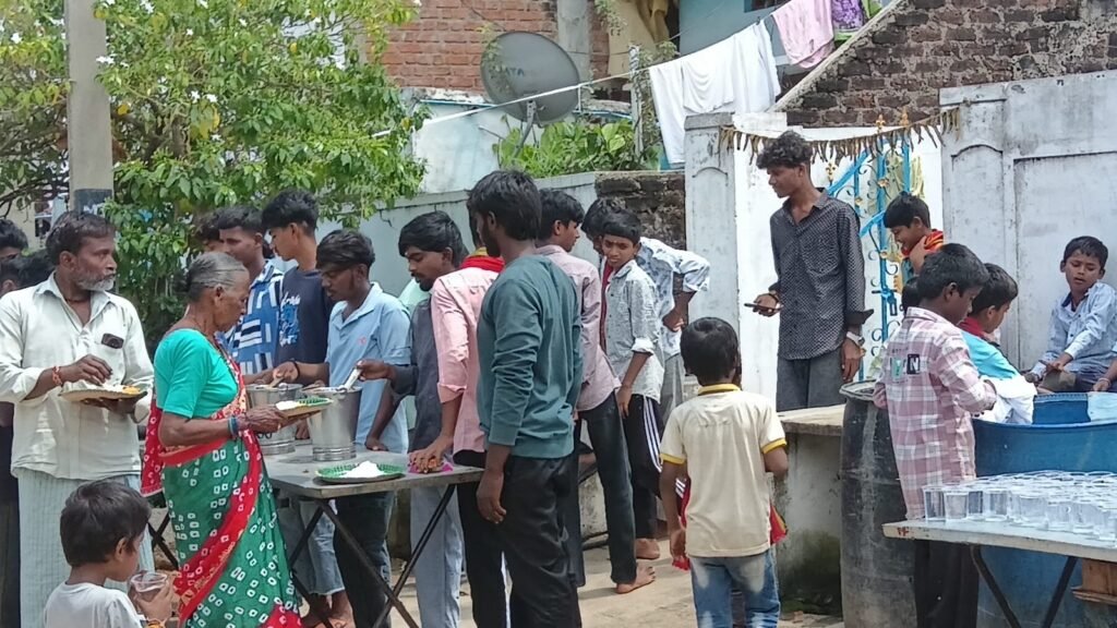 ముదిరాజ్ ఫ్రీడమ్ యూత్ ఆధ్వర్యంలో అన్నదానం