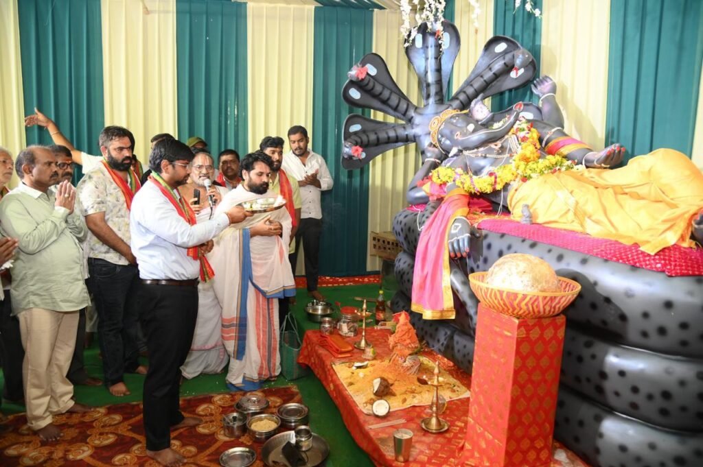 మట్టి విగ్రహాల తయారీలో అక్షర యూత్‌ వినూత్న ప్రస్థానం