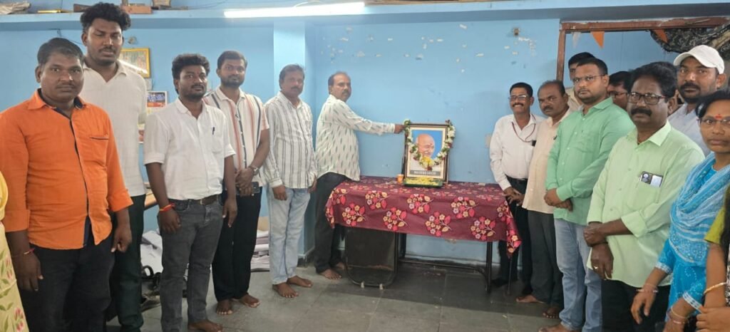 గాంధీజీ ఆశయాలను ఆచరించాలి