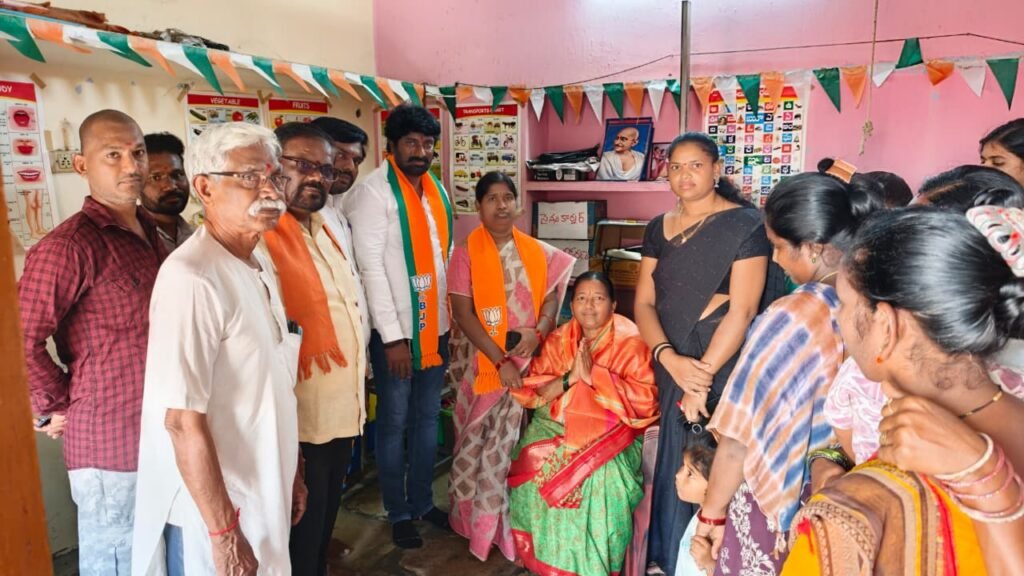 అంగన్వాడీ టీచర్లు, ఆయాలకు ఘన సన్మానం