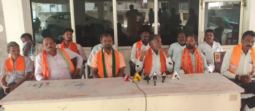 బీజేపీ జిల్లా నాయకత్వంపై సీనియర్ నేతల తీవ్ర ఆరోపణలు