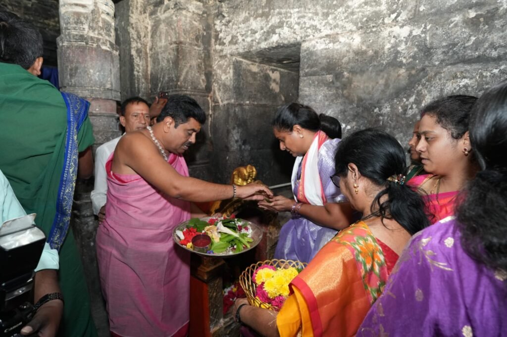 వేములవాడ శ్రీ భీమేశ్వర స్వామిని దర్శించుకున్న కల్వకుంట్ల కవిత