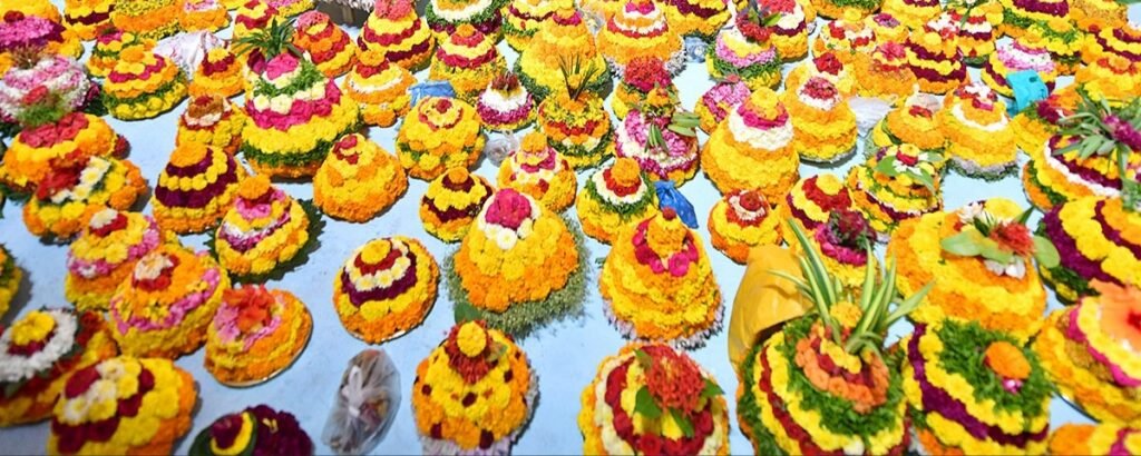 తెలంగాణ సంస్కృతి, సంప్రదాయాలకు ప్రతీకగా బతుకమ్మ సంబరాలు