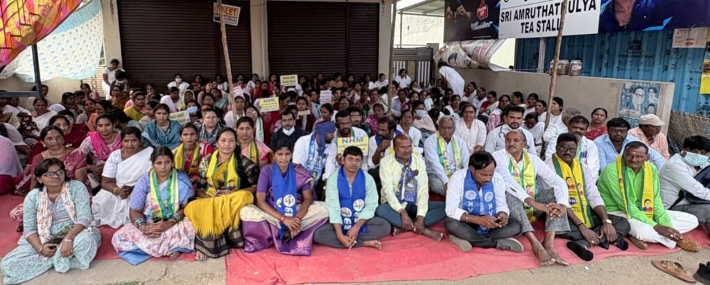 ఎన్‌హెచ్‌ఎం ఉద్యోగుల సమ్మెకు టీఆర్‌ఎస్ నాయకుల మద్దతు